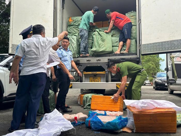 Công an phối hợp kiểm tra, bắt giữ số thực phẩm đông lạnh không chứng từ trên đường đưa đi tiêu thụ.