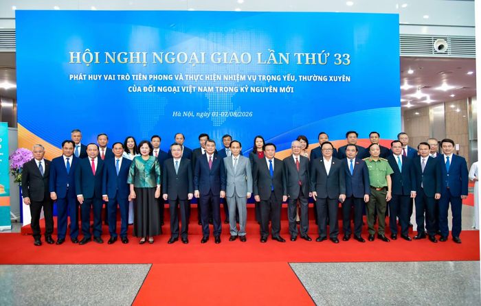 Thủ tướng Chính phủ Lê Minh Hưng chụp ảnh lưu niệm cùng các đại biểu tham dự sự kiện.