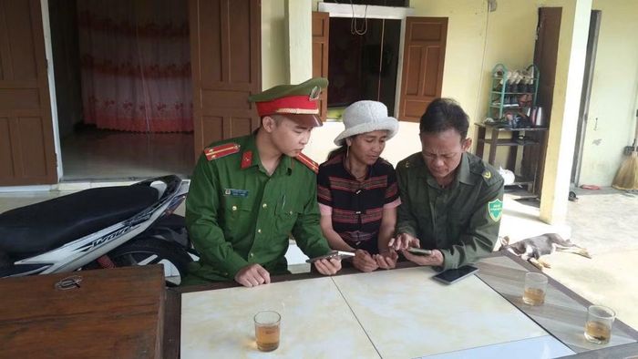 Công an xã biên giới A Lưới hướng dẫn người dân cài đặt VNeID.