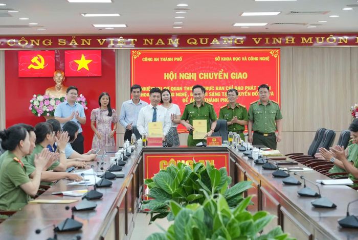 Công an TP Huế tiếp nhận nhiệm vụ Cơ quan Thường trực Ban Chỉ đạo phát triển khoa học, công nghệ, đổi mới sáng tạo, chuyển đổi số và Đề án 06 thành phố từ Sở Khoa học và Công nghệ.