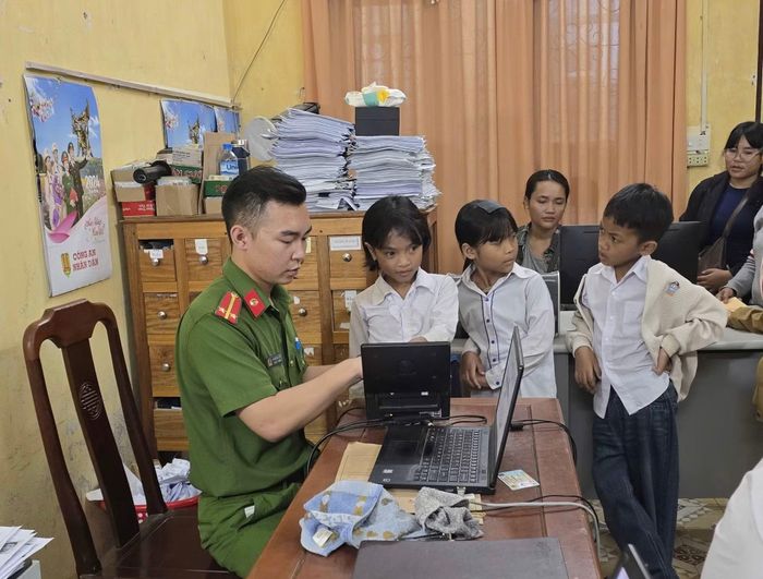Công an xã biên giới làm thủ tục cấp căn cước cho trẻ dưới 12 tuổi.