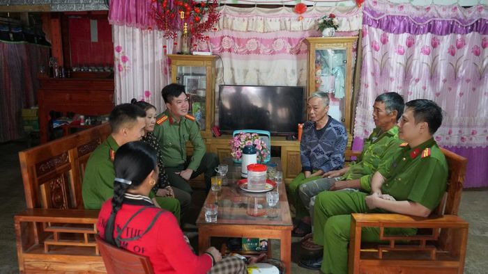 Công an xã Nghiên Loan tuyên truyền phổ biến pháp luật trong cộng đồng dân cư.