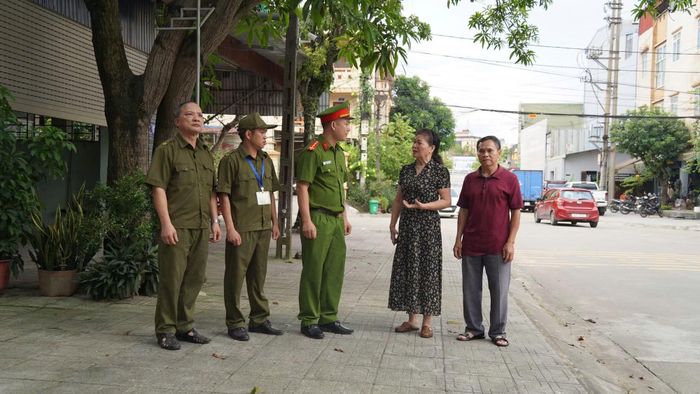 Công an phường Phan Đình Phùng, tỉnh Thái Nguyên tăng cường công tác nắm địa bàn, phối hợp lực lượng an ninh cơ sở và các tổ dân phố đẩy mạnh tuyên truyền pháp luật đến người dân.