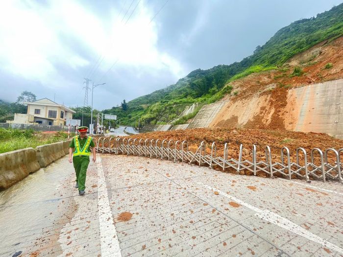  Lực lượng Công an xã Tả Phìn phối hợp với Đội Cảnh sát giao thông đường bộ số 1 căng dây, đặt biển cảnh báo tại khu vực sạt lở. 