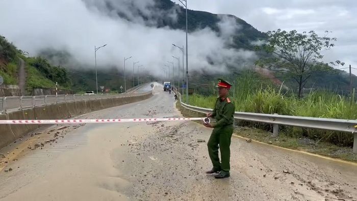  Cảnh sát giao thông tổ chức phân luồng, hướng dẫn các phương tiện lưu thông theo tuyến Quốc lộ 4D cũ để lên, xuống thị xã Sa Pa. 
