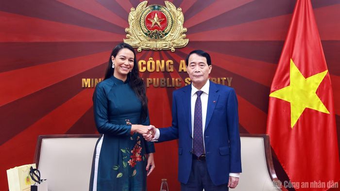 Thứ trưởng Lê Quốc Hùng mong muốn bà Marcelle Torres Alves Okuno tiếp tục phát huy vai trò cầu nối, góp phần thúc đẩy quan hệ Việt Nam - Brazil.