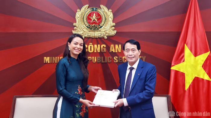  Thứ trưởng Lê Quốc Hùng tặng quà lưu niệm bà Marcelle Torres Alves Okuno 