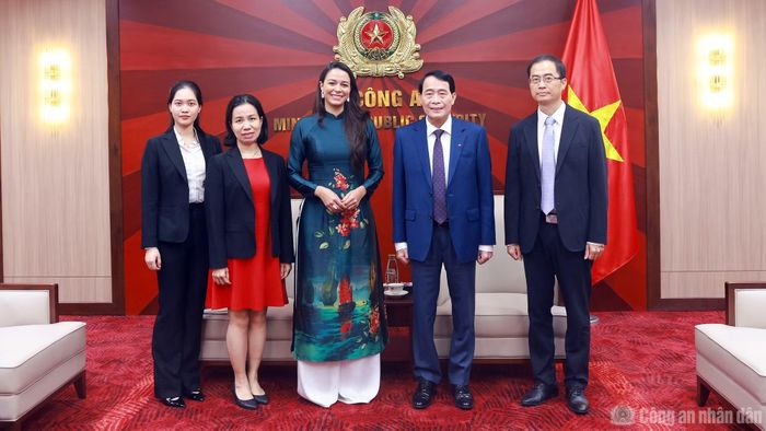Thứ trưởng Lê Quốc Hùng và bà Marcelle Torres Alves Okuno cùng các đại biểu.