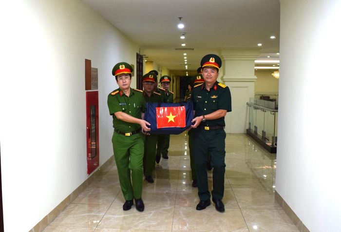 Viện Khoa học hình sự tiếp nhận các mẫu sinh phẩm hài cốt liệt sĩ từ Đoàn công tác của Bộ Chỉ huy Quân sự tỉnh Cà Mau.