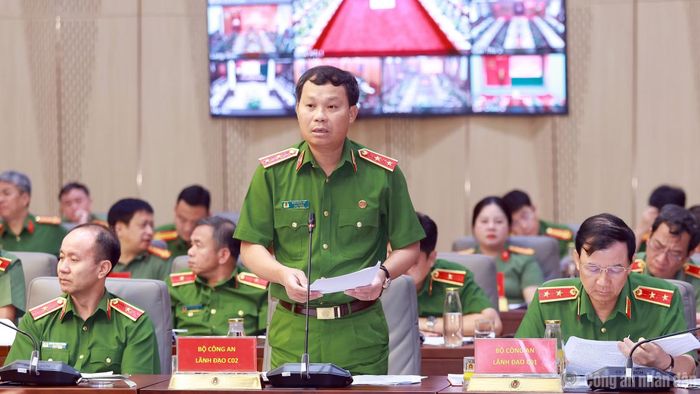 Các đại biểu thảo luận tại hội nghị giao ban.