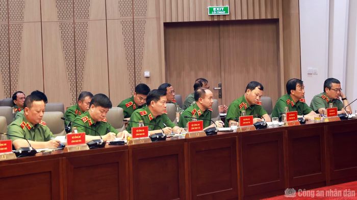Các đại biểu dự hội nghị giao ban.