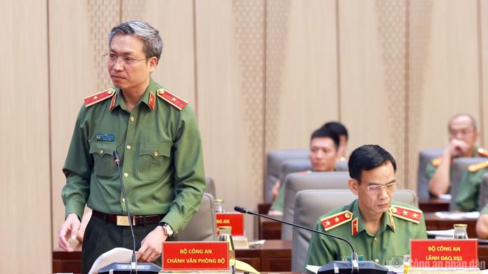 Thiếu tướng Nguyễn Quốc Toản trình bày tóm tắt báo cáo công tác Công an trong tháng 7/2026.