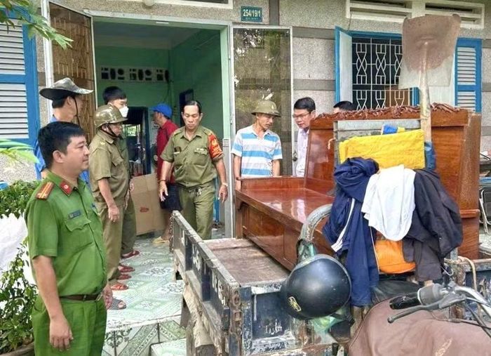 Công an phường hỗ trợ người dân di dời tài sản để bàn giao mặt bằng.