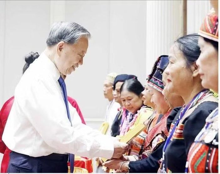 Tổng Bí thư, Chủ tịch nước Tô Lâm tặng chân dung Chủ tịch Hồ Chí Minh cho các già làng, trưởng bản, nghệ nhân, người có uy tín tiêu biểu toàn quốc. Ảnh: Thống Nhất/TTXVN