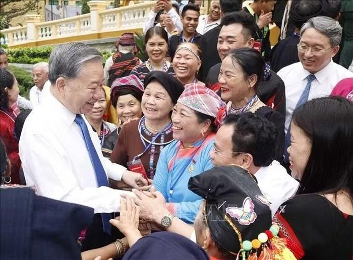 Tổng Bí thư, Chủ tịch nước Tô Lâm với các già làng, trưởng bản, nghệ nhân, người có uy tín tiêu biểu toàn quốc Nhân Ngày Văn hóa các dân tộc Việt Nam.