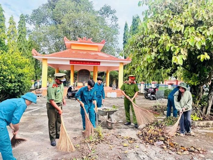 Đoàn viên Chi đoàn Công an xã phát huy tinh thần xung kích, đi đầu, phối hợp hoàn thành xuất sắc nhiều phần việc ý nghĩa, phát huy tinh thần “Gần dân nhất” trong phong trào thi đua “Ba nhất”.