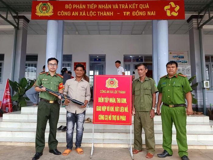 Người dân trên địa bàn tự nguyện đến Công an xã giao nộp khẩu súng hơi tự chế.