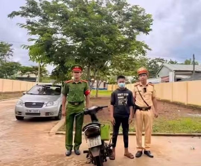 Sau khi tiếp nhận tin báo của người dân về việc một thiếu niên điều khiển xe mô tô chạy bằng một bánh tại khu vực đường liên xã thuộc ấp Tà Tê, Công an xã Lộc Thành nhanh chóng xác minh, làm rõ người điều khiển và phương tiện liên quan. Tại cơ quan Công an, người vi phạm đã thừa nhận toàn bộ hành vi của mình.