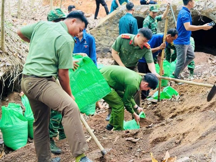 Chi đoàn Công an xã Lộc Thành cùng các lực lượng tích cực thực hiện các phần việc thanh niên trong Chương trình “Tháng Ba biên giới”.