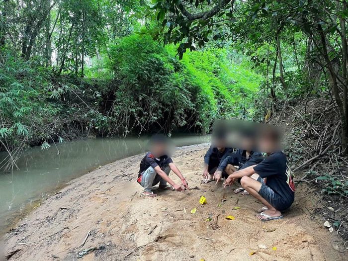 Các đối tượng liên quan đến vụ tổ chức sử dụng trái phép chất ma túy tại hiện trường.