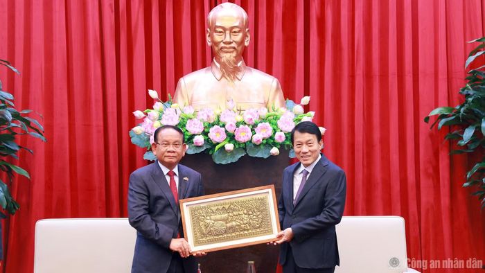 Ngài Santibindit Chan Ean tặng quà lưu niệm Bộ trưởng Lương Tam Quang.
