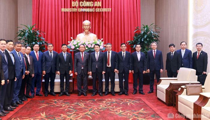Bộ trưởng Lương Tam Quang và ngài Santibindit Chan Ean cùng các đại biểu.