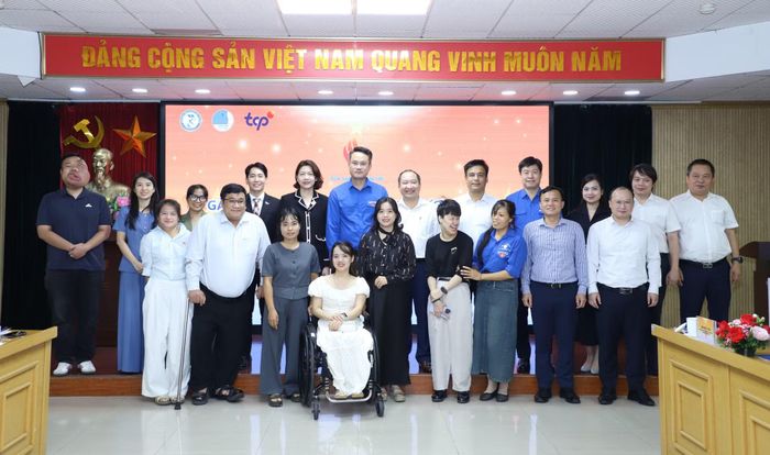 Ban Tổ chức chương trình chụp ảnh cùng với những tấm gương khuyết tật tiêu biểu các mùa trước.