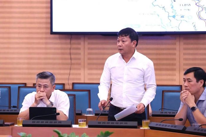 Phó Giám đốc Sở Xây dựng Hà Nội Trương Hải Long báo cáo về tiến độ các dự án.