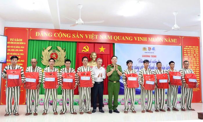 Ban Tổ chức trao quà động viên các phạm nhân cải tạo tốt.