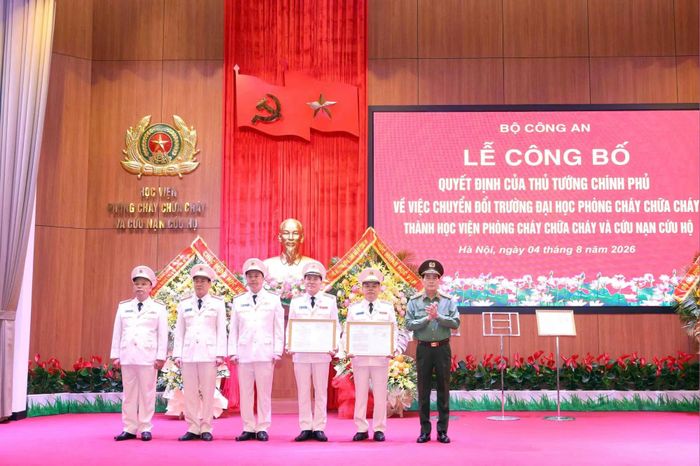Thứ trưởng Lê Quốc Hùng trao quyết định của Bộ Công an về việc chuyển đổi Trường Đại học PCCC thành Học viện PCCC và CNCH.