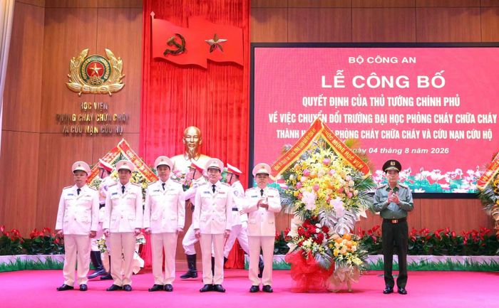 Thứ trưởng Lê Quốc Hùng tặng hoa chúc mừng Ban Giám đốc Học viện PCCC và CNCH.