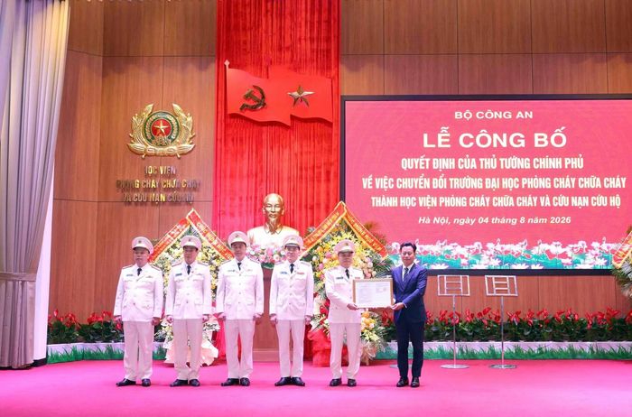 GS.TS Lê Quân, Thứ trưởng Bộ GD&amp;ĐT trao quyết định của Thủ tướng Chính phủ về việc chuyển đổi Trường Đại học PCCC thành Học viện PCCC và CNCH.