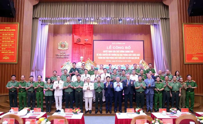 Thứ trưởng Lê Quốc Hùng và các đại biểu chụp ảnh kỷ niệm tại buổi lễ.