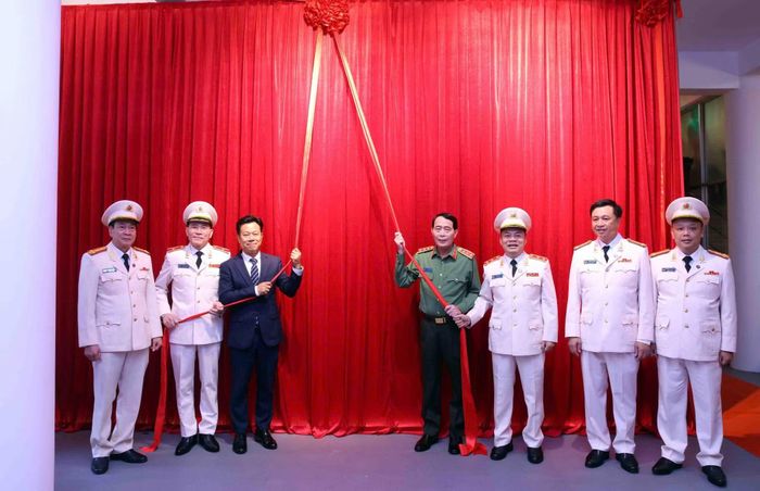 Thứ trưởng Lê Quốc Hùng và Thứ trưởng Lê Quân cùng lãnh đạo Học viện PCCC và CNCH thực hiện nghi thức chuyển đổi Trường Đại học PCCC thành Học viện PCCC và CNCH.