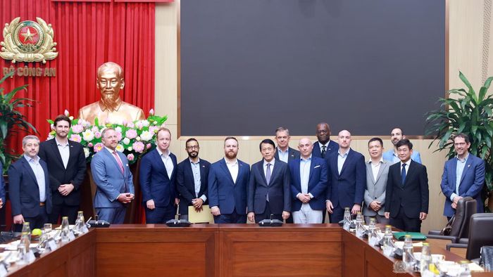  Bộ trưởng Lương Tam Quang và ông Patrick Sweeney cùng các đại biểu. 