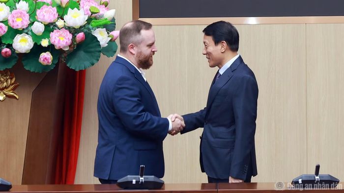 Bộ trưởng Lương Tam Quang chào mừng ông Patrick Sweeney và đoàn công tác tới làm việc với Bộ Công an Việt Nam.