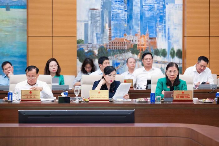 Các đại biểu dự phiên họp.