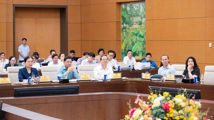 Các đại biểu dự phiên họp.