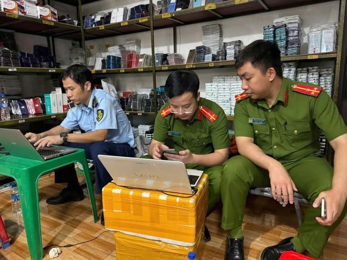 Lực lượng chức năng kiểm tra, thu thập dữ liệu điện tử tại một cơ sở có dấu hiệu liên quan đến hoạt động mua bán, cho thuê tài khoản phục vụ kinh doanh trên môi trường số.