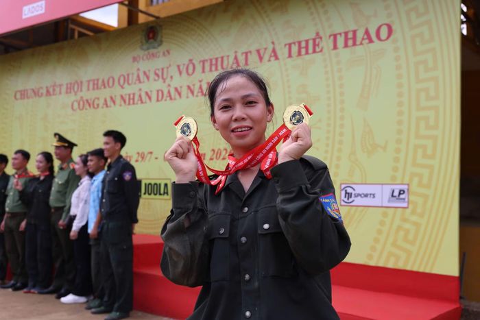 Thiếu úy Trần Thị Thanh Thanh tỏa sáng trên đường chạy vượt vật cản với thành tích xuất sắc, góp thêm một Huy chương Vàng cho Đội tuyển Bộ Tư lệnh Cảnh sát cơ động.