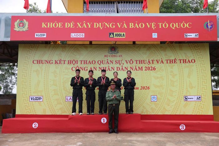 Thiếu tướng Lê Hồng Hiệp, Phó Cục trưởng Cục Công tác chính trị, Bộ Công an trao Huy chương Vàng cho các vận động viên đạt thành tích xuất sắc ở nội dung thi đấu cá nhân Vượt vật cản.