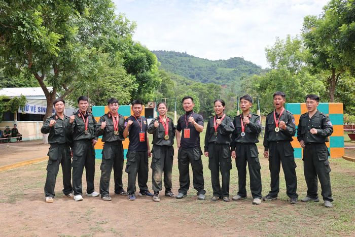 "Bông hồng vàng" Thiếu úy Trần Thị Thanh Thanh (đứng thứ 5 từ trái qua) cùng các đồng đội đạt thành tích cao tại Hội thao CAND.