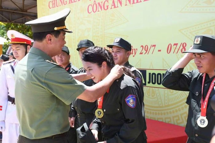 Thiếu tướng Lê Hồng Hiệp, Phó Cục trưởng Cục Công tác chính trị, Bộ Công an trao Huy chương Vàng cho chiến sĩ nghĩa vụ Triệu Chè Diễm Quỳnh sau thành tích xuất sắc ở nội dung súng trường bắn tỉa đồng đội.