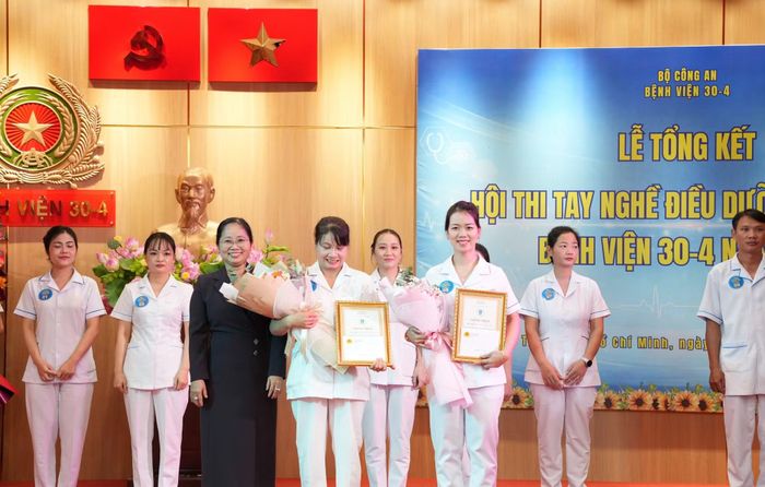 Ban Tổ chức trao giải cho các thí sinh có thành tích tốt tại hội thi.