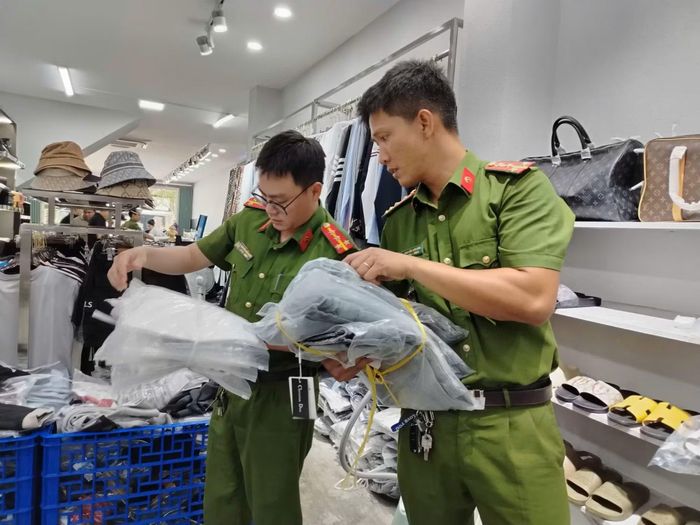 Phòng Cảnh sát Kinh tế Công an tỉnh Đắk Lắk kiểm tra, thu giữ 1.820 sản phẩm hàng hóa giả mạo thương hiệu nổi tiếng đang bày bán tại Cửa hàng TN Luxury