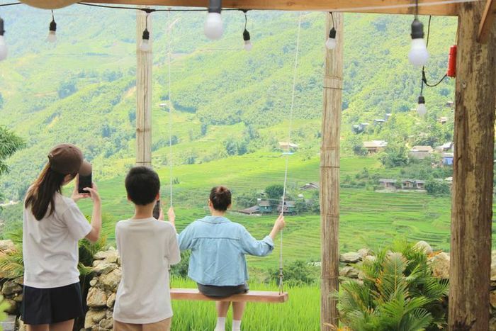 Núi rừng, đồng lúa xanh mát ngay trước mắt. Ảnh: NH