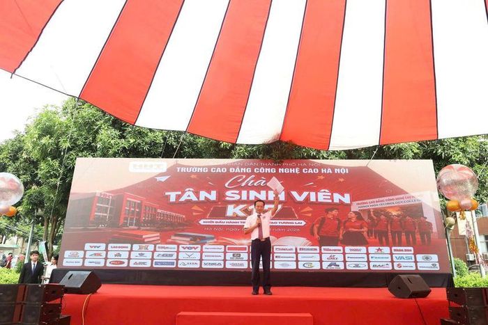 NGƯT.TS Phạm Xuân Khánh - Hiệu trưởng Trường Cao đẳng Công nghệ cao Hà Nội phát biểu chào mừng tân sinh viên Khóa 17. Ảnh: Trường Cao đẳng Công nghệ cao Hà Nội