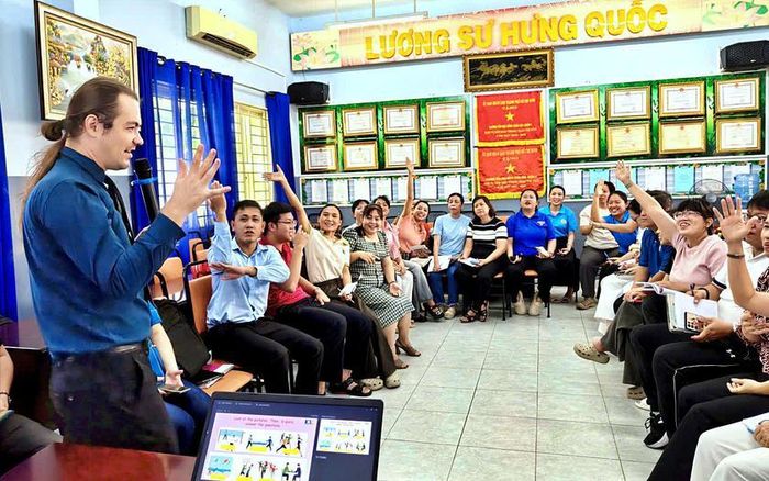 Lớp học tiếng Anh đặc biệt dành riêng cho giáo viên đã được tổ chức tại Trường Tiểu học Đặng Trần Côn (phường Vĩnh Hội, Thành phố Hồ Chí Minh).
