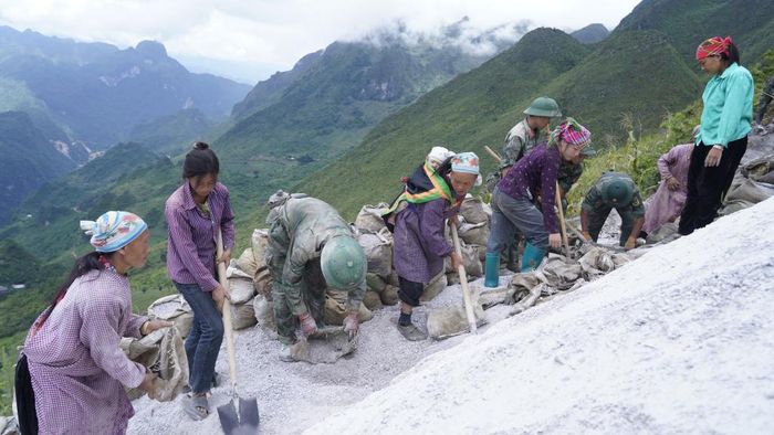 Mẹ cõng con, chung sức mở đường, vun đắp tương lai cho thế hệ mai sau.