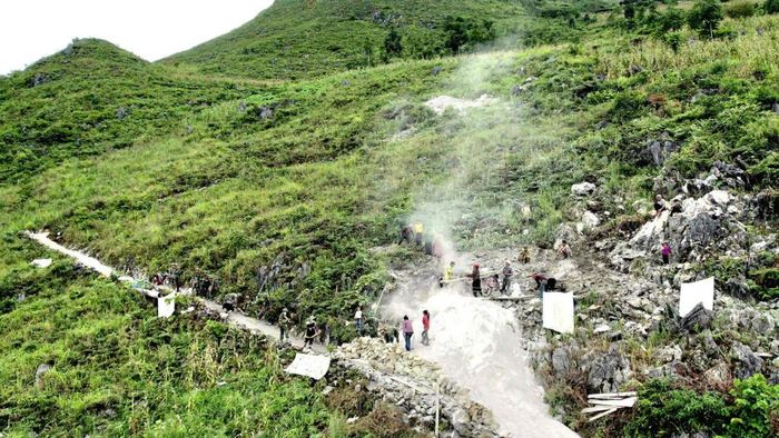 Tinh thần đoàn kết quân dân được vun đắp trên từng mét đường lên bản.